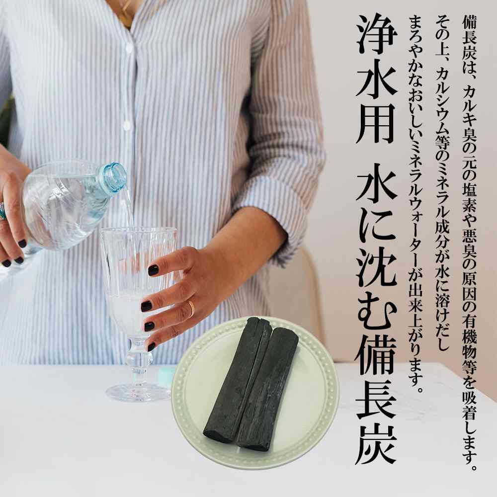 注いでいる女性IND2z