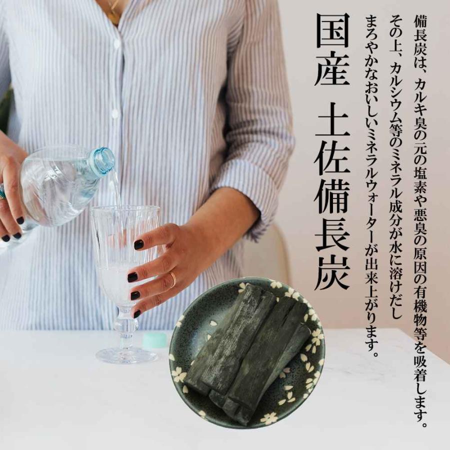 女性が注いでいる姿