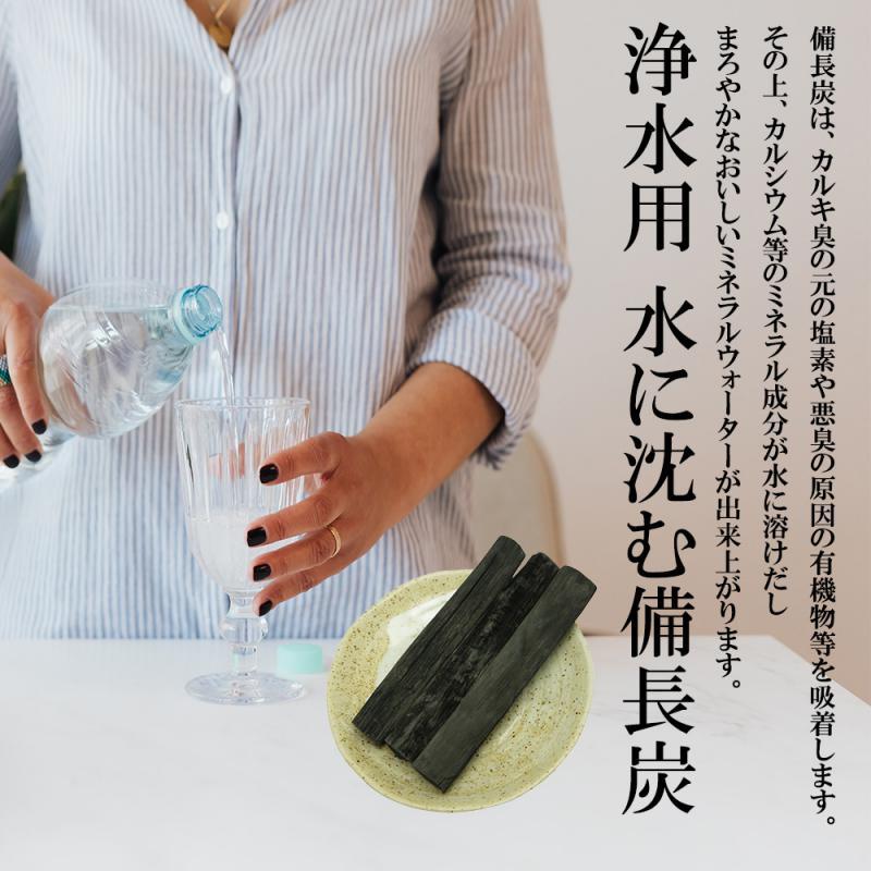 注いでいる女性IND3o-4