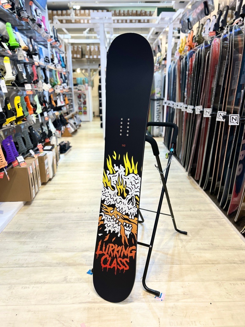 ラスト1点】レディース スノーボード 板 型落ち LURKING CLASS FIRE