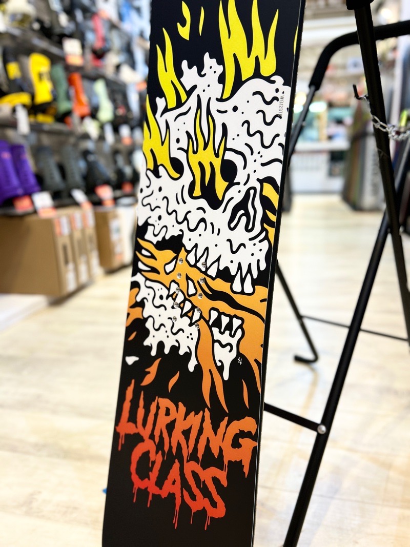 ラスト1点】レディース スノーボード 板 型落ち LURKING CLASS FIRE
