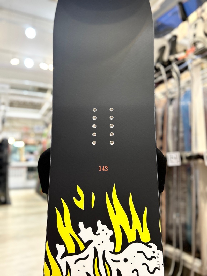 ラスト1点】レディース スノーボード 板 型落ち LURKING CLASS FIRE
