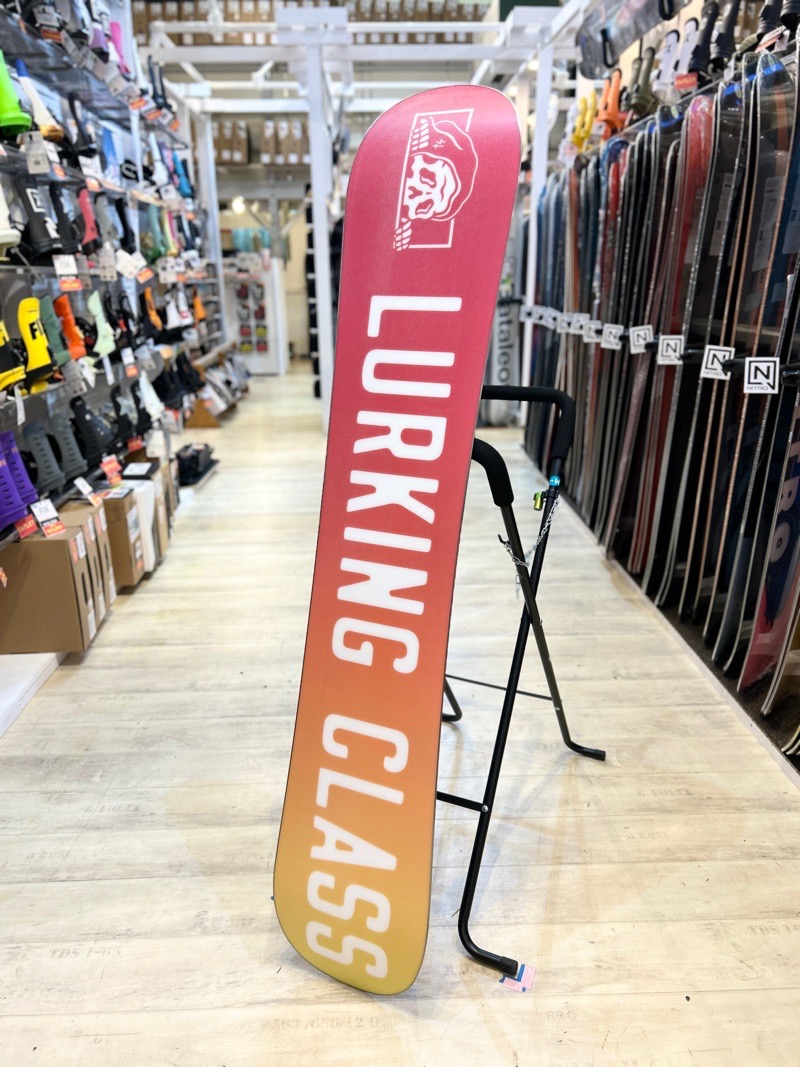 ラスト1点】メンズ スノーボード 板 型落ち LURKING CLASS FIRE SKULL