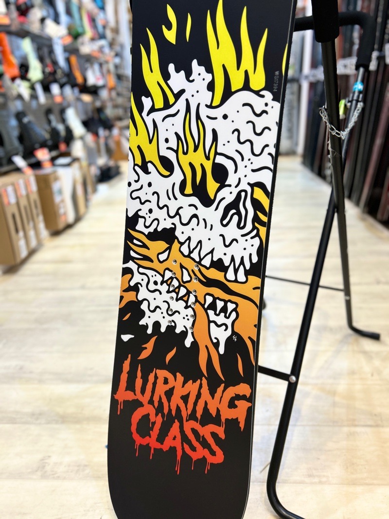ラスト1点】メンズ スノーボード 板 型落ち LURKING CLASS FIRE SKULL