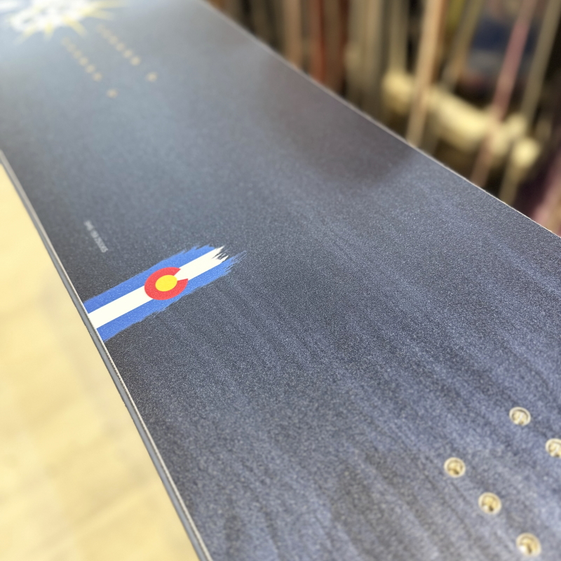 ラスト1点】メンズ スノーボード 板 型落ち NEVER SUMMER SHAPESHIFTER