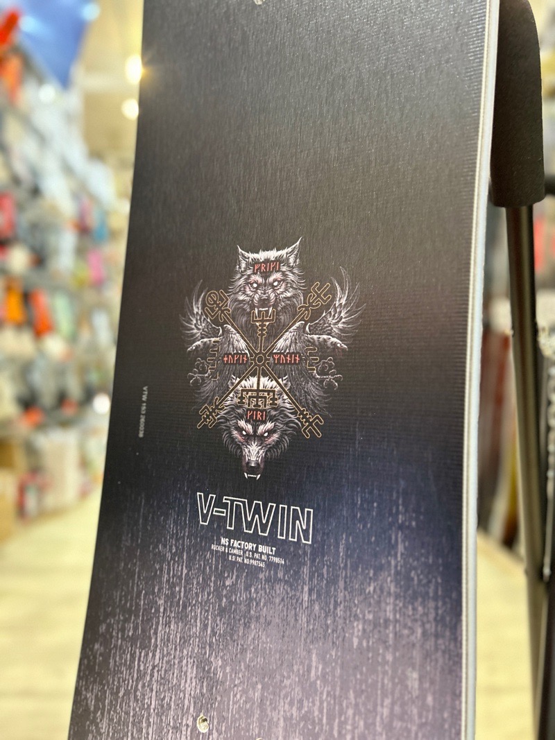 即納】メンズ スノーボード 板 153cm NEVER SUMMER MEN'S V-TWIN