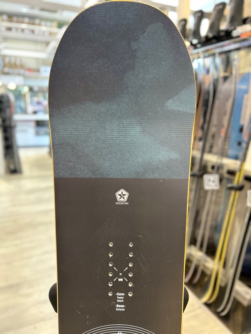 ラスト1点】 スノーボード 板 型落ち メンズ SESSIONS OUTSIDER PLUS