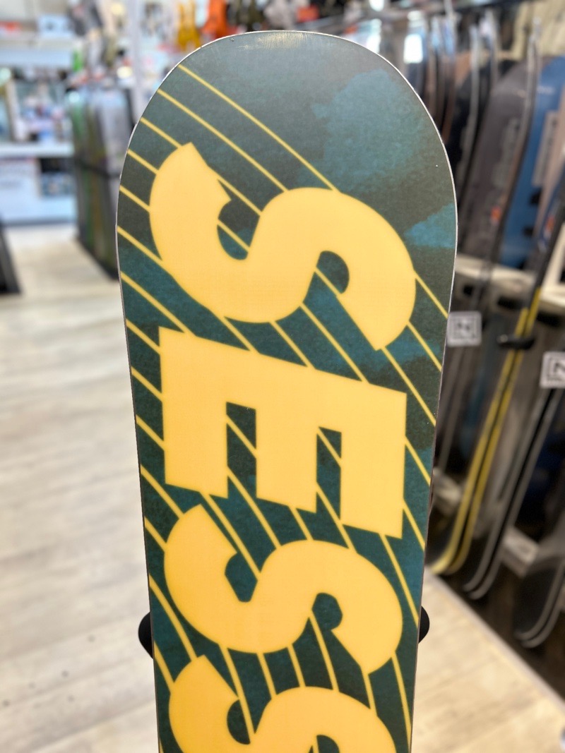 ラスト1点】 スノーボード 板 型落ち メンズ SESSIONS OUTSIDER PLUS