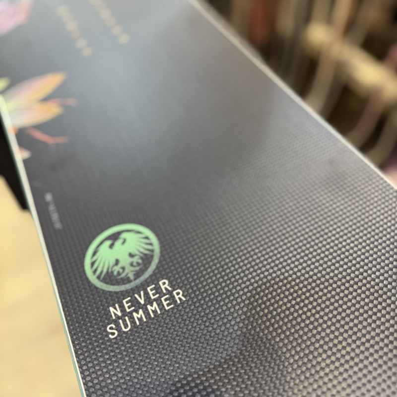 即納】 レディース スノーボード 板 型落ち NEVERSUMMER INFINITY