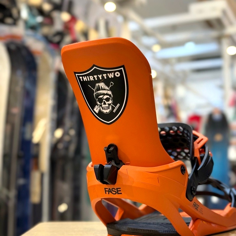 �yOUTLET�z 25-26 THIRTYTWO T32M FASE �J���[:ORANGE M�T�C�Y �T�[�e�B�[�c�[ �����Y �X�m�[�{�[�h �o�C���f�B���O ���{���K�i �֘A�摜4