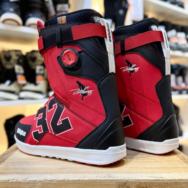 25-26 THIRTYTWO LASHED ZEB DOUBLE BOA カラー:BLK RED 27cm