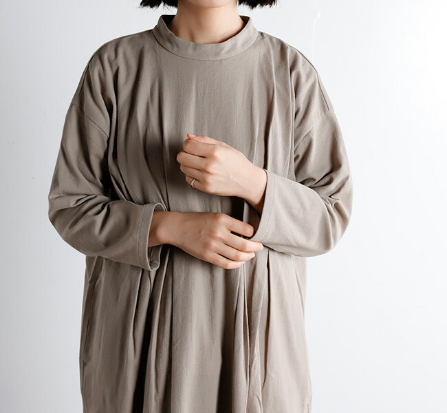 evameva (エヴァムエヴァ) stand collar tuck one piece
