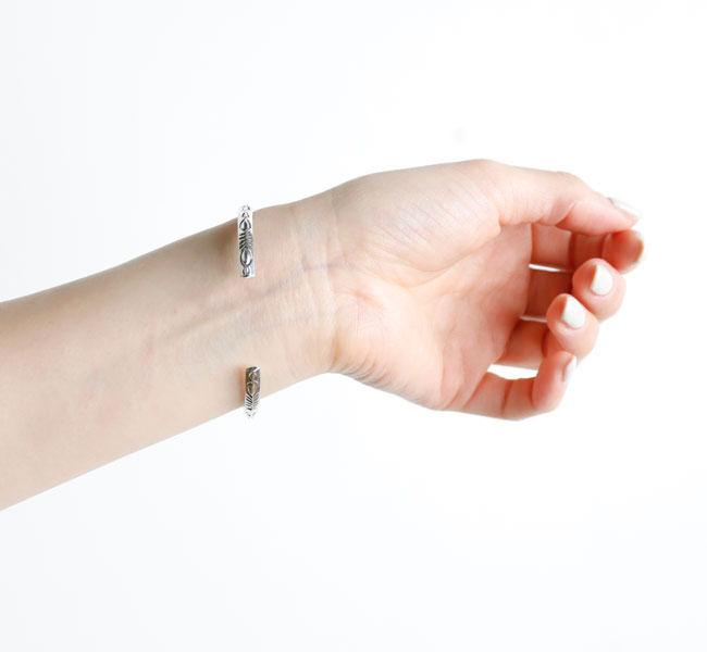 【レア美品】インディアンジュエリー シルバーバングル　トライアングル ナバホ indian jewelry インディアンジュエリー ナバホ シルバー925