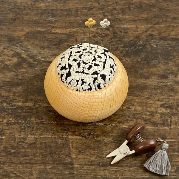 よっしー　ピンクッション2点 刺繍ピンクッション （倉敷意匠×点と線模様製作所） | 裁縫