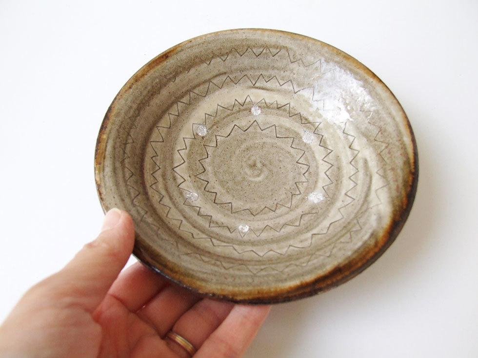 やちむん 民藝 からや窯 登川均 5寸皿 中皿 刷毛目に線描き : おまめ