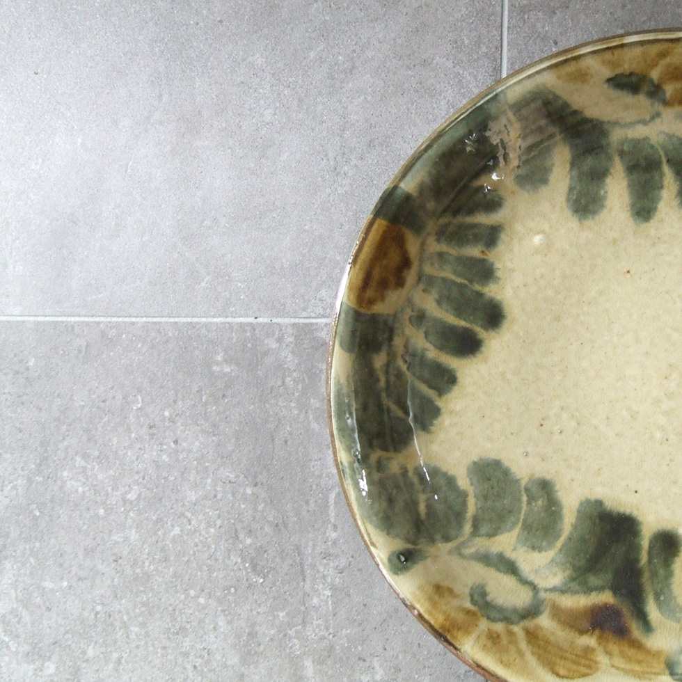 やちむん 民藝 照屋窯 照屋佳信 尺四寸皿 大皿 呉須唐草 上 : おまめ