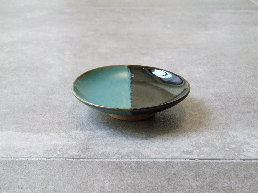 鳥取の民藝 牛ノ戸焼窯元 4寸皿 小皿 黒と緑の染分 B : おまめ - 通販