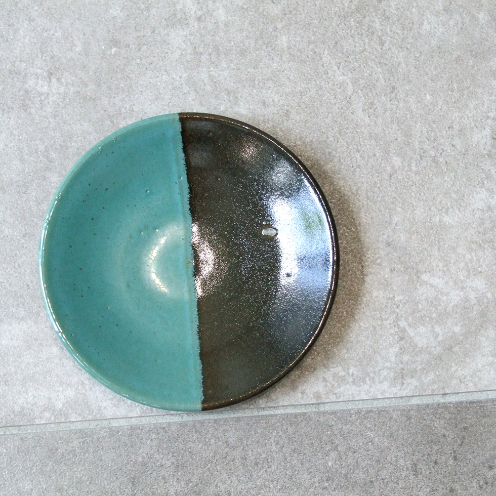 鳥取の民藝 牛ノ戸焼窯元 5寸皿 小皿 黒と緑の染分 B : おまめ - 通販