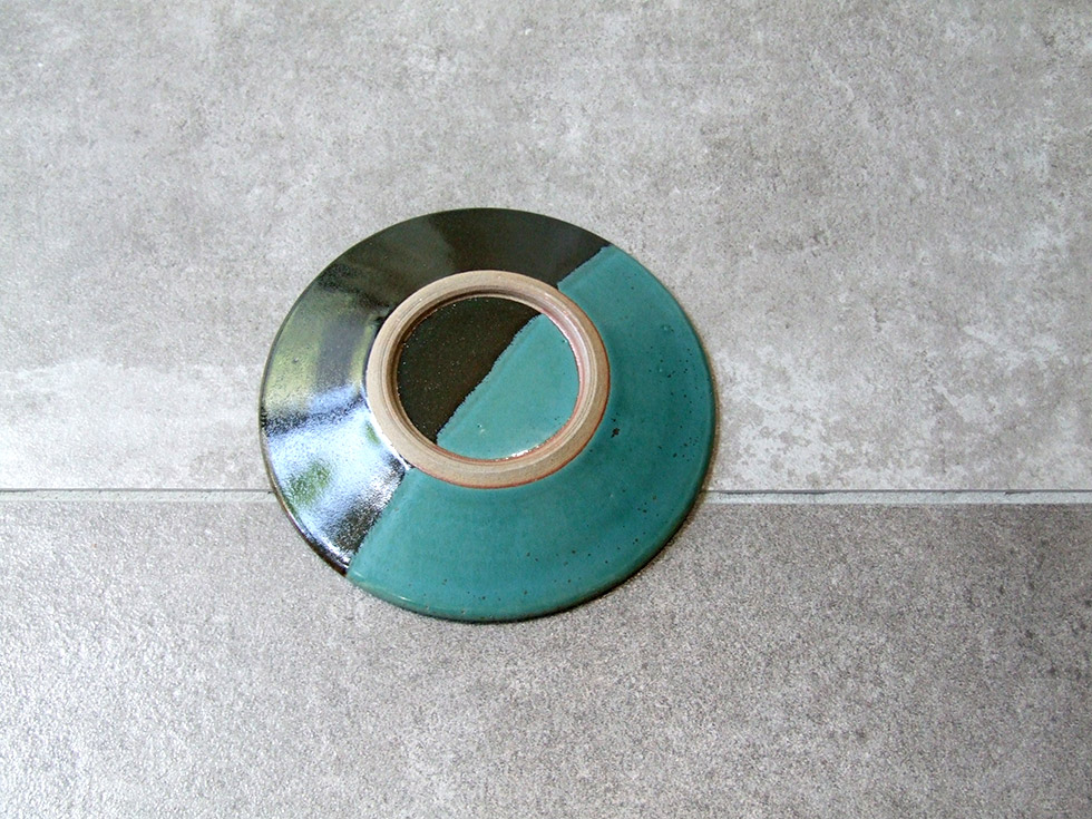 鳥取の民藝 牛ノ戸焼窯元 5寸皿 小皿 黒と緑の染分 B : おまめ - 通販