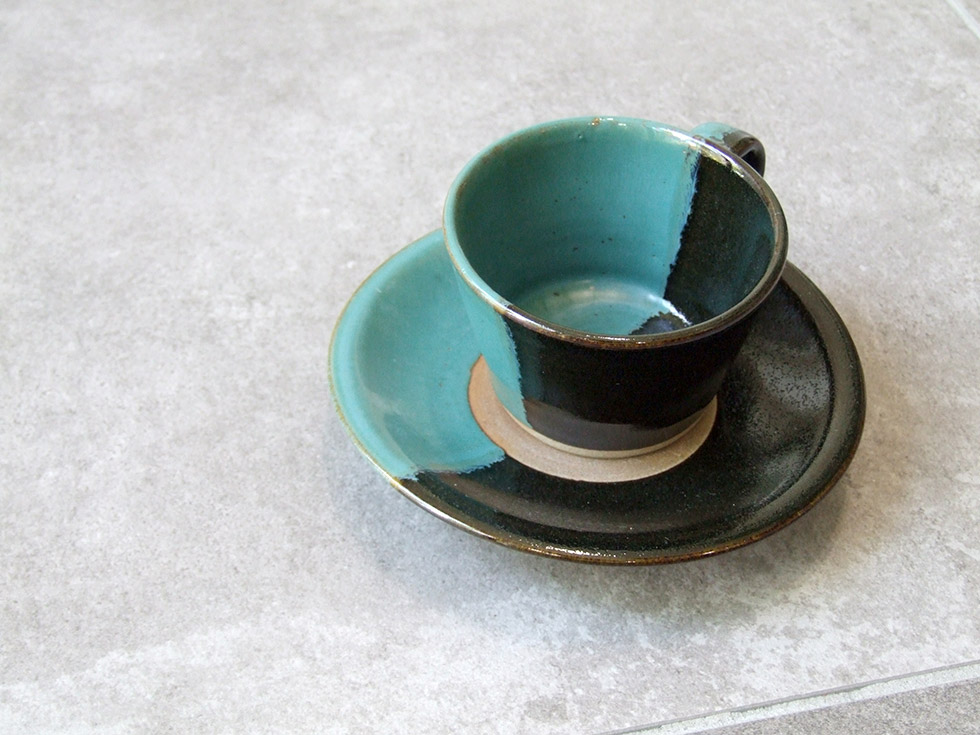 鳥取の民藝 牛ノ戸焼窯元 コーヒーカップ＆ソーサー 黒と緑 染分け B