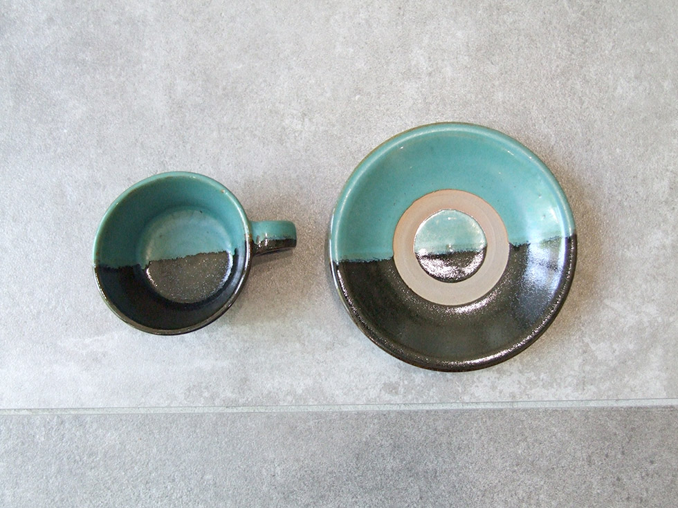 鳥取の民藝 牛ノ戸焼窯元 コーヒーカップ＆ソーサー 黒と緑 染分け B
