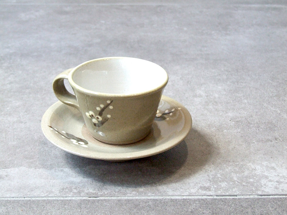 鳥取の民藝 牛ノ戸焼窯元 コーヒーカップ＆ソーサー 梅 B : おまめ