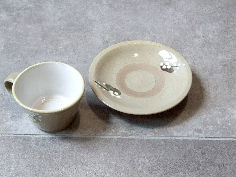 鳥取の民藝 牛ノ戸焼窯元 コーヒーカップ＆ソーサー 梅 B : おまめ
