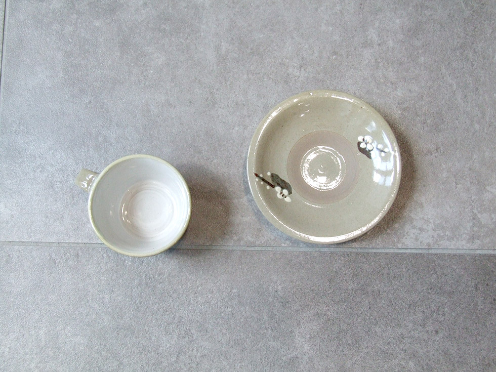 鳥取の民藝 牛ノ戸焼窯元 コーヒーカップ＆ソーサー 梅 B : おまめ