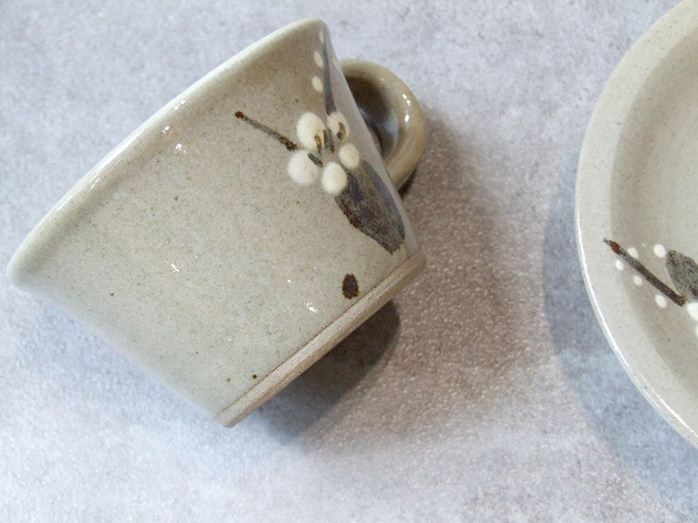 鳥取の民藝 牛ノ戸焼窯元 コーヒーカップ＆ソーサー 梅 B : おまめ
