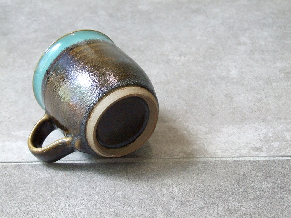 鳥取の民藝 牛ノ戸焼窯元 マグカップ 緑と黒 染分け2 B : おまめ