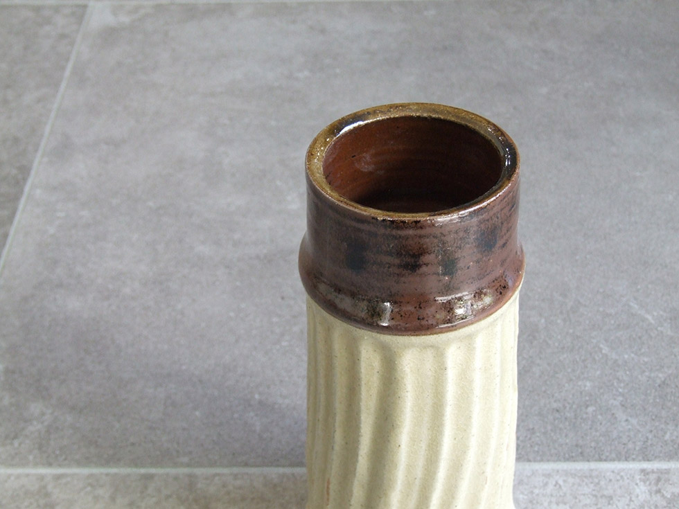 やちむん 民藝 読谷山焼 北窯 宮城正享 8寸筒 花器 鎬 白 : おまめ