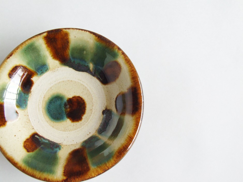 やちむん 民藝 読谷山焼 横田屋窯3.5寸皿 小皿 豆皿 三彩点打 : おまめ