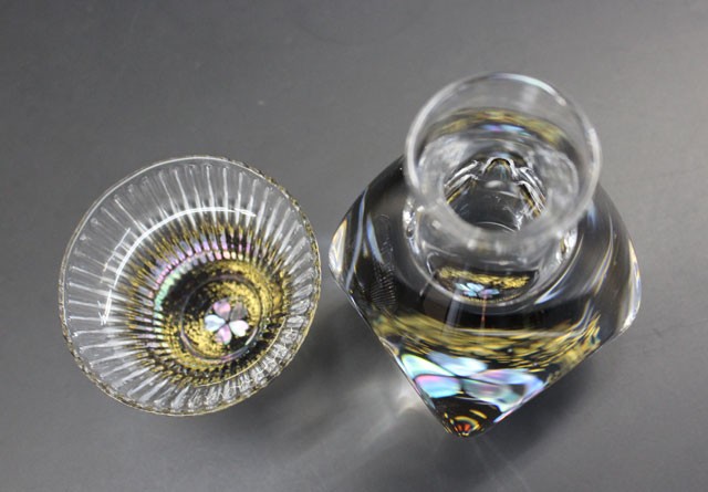 山中塗 柴岡籐泉造 貝徳利 螺鈿徳利 古玉盃 二点セット / 酒器 天野漆器株式会社 | 徳利・杯セット 金桜（貝入）黒