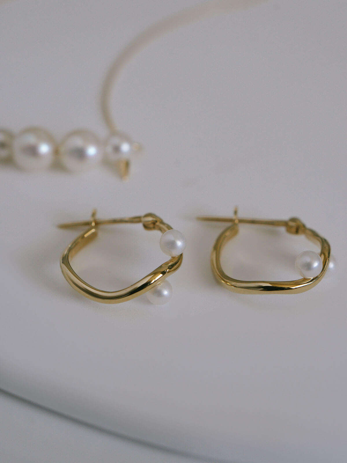 爆買 真珠 パール ピアス 揺れる フープ 金属アレルギー対応 18K 仕上げ 淡水パール afrizo-nadia アフリジオ・ナディア フープピアス レディース ピアスの画像