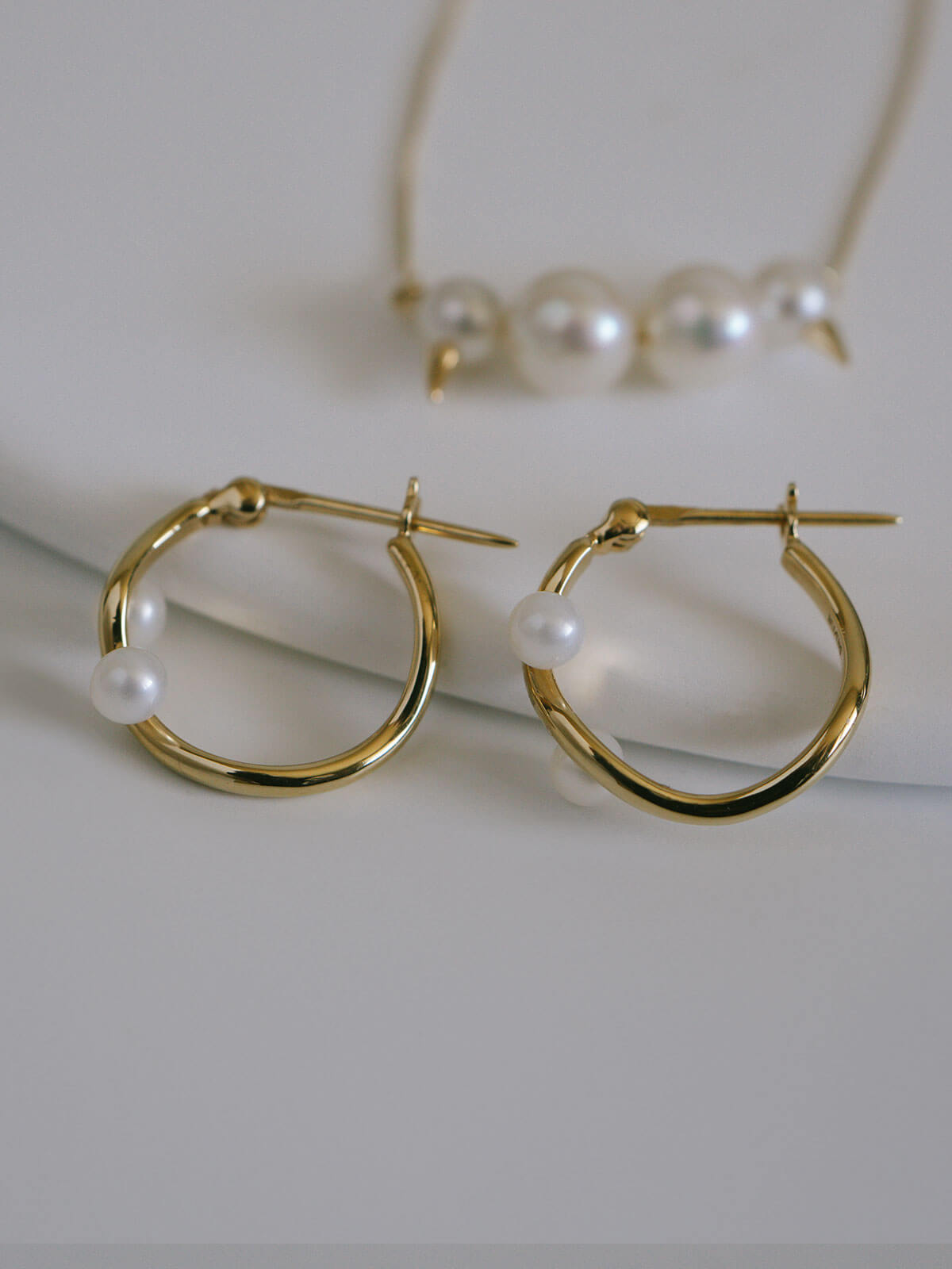 爆買 真珠 パール ピアス 揺れる フープ 金属アレルギー対応 18K 仕上げ 淡水パール afrizo-nadia アフリジオ・ナディア フープピアス レディース ピアスの画像
