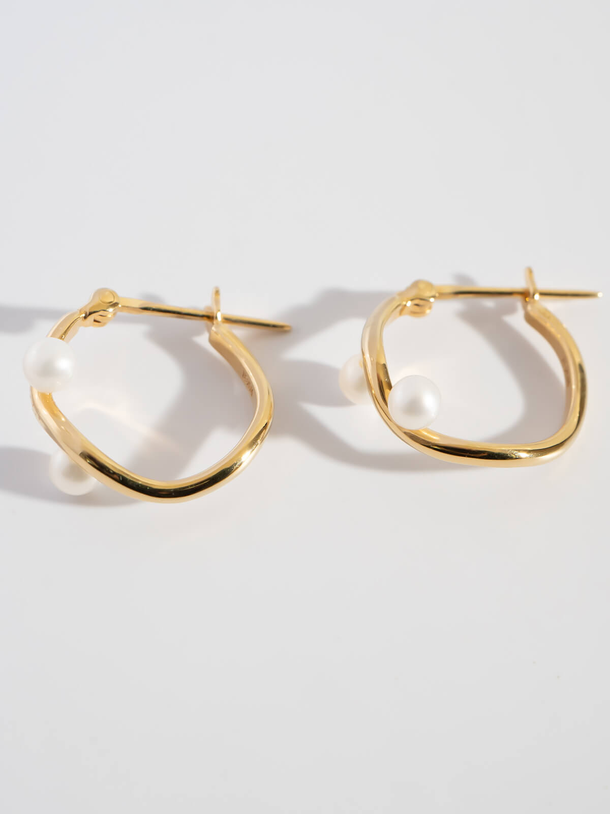 爆買 真珠 パール ピアス 揺れる フープ 金属アレルギー対応 18K 仕上げ 淡水パール afrizo-nadia アフリジオ・ナディア フープピアス レディース ピアスの画像