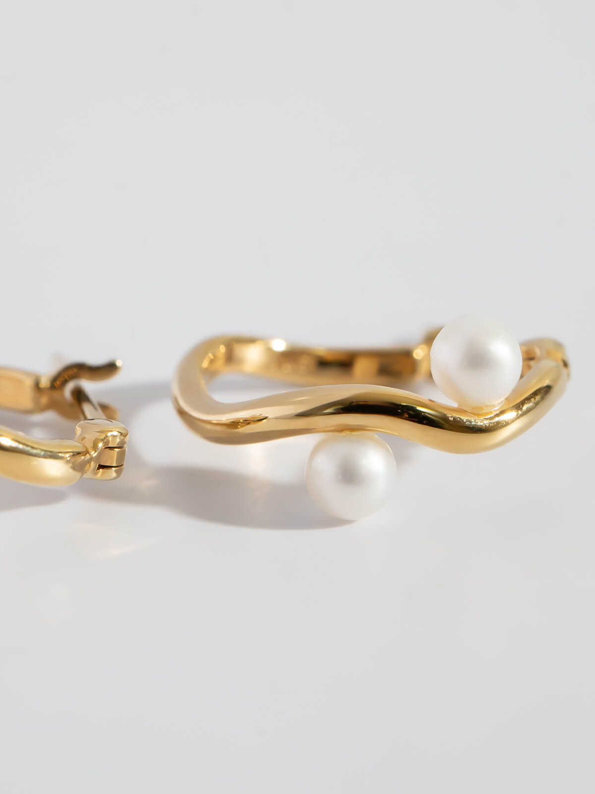 爆買 真珠 パール ピアス 揺れる フープ 金属アレルギー対応 18K 仕上げ 淡水パール afrizo-nadia アフリジオ・ナディア フープピアス レディース ピアスの画像