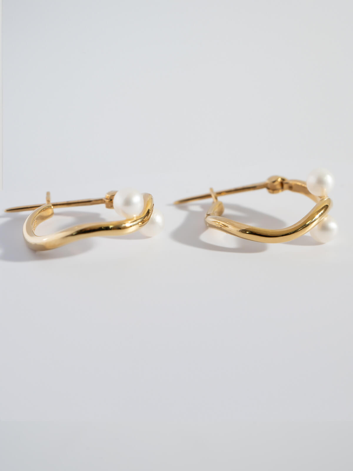 爆買 真珠 パール ピアス 揺れる フープ 金属アレルギー対応 18K 仕上げ 淡水パール afrizo-nadia アフリジオ・ナディア フープピアス レディース ピアスの画像