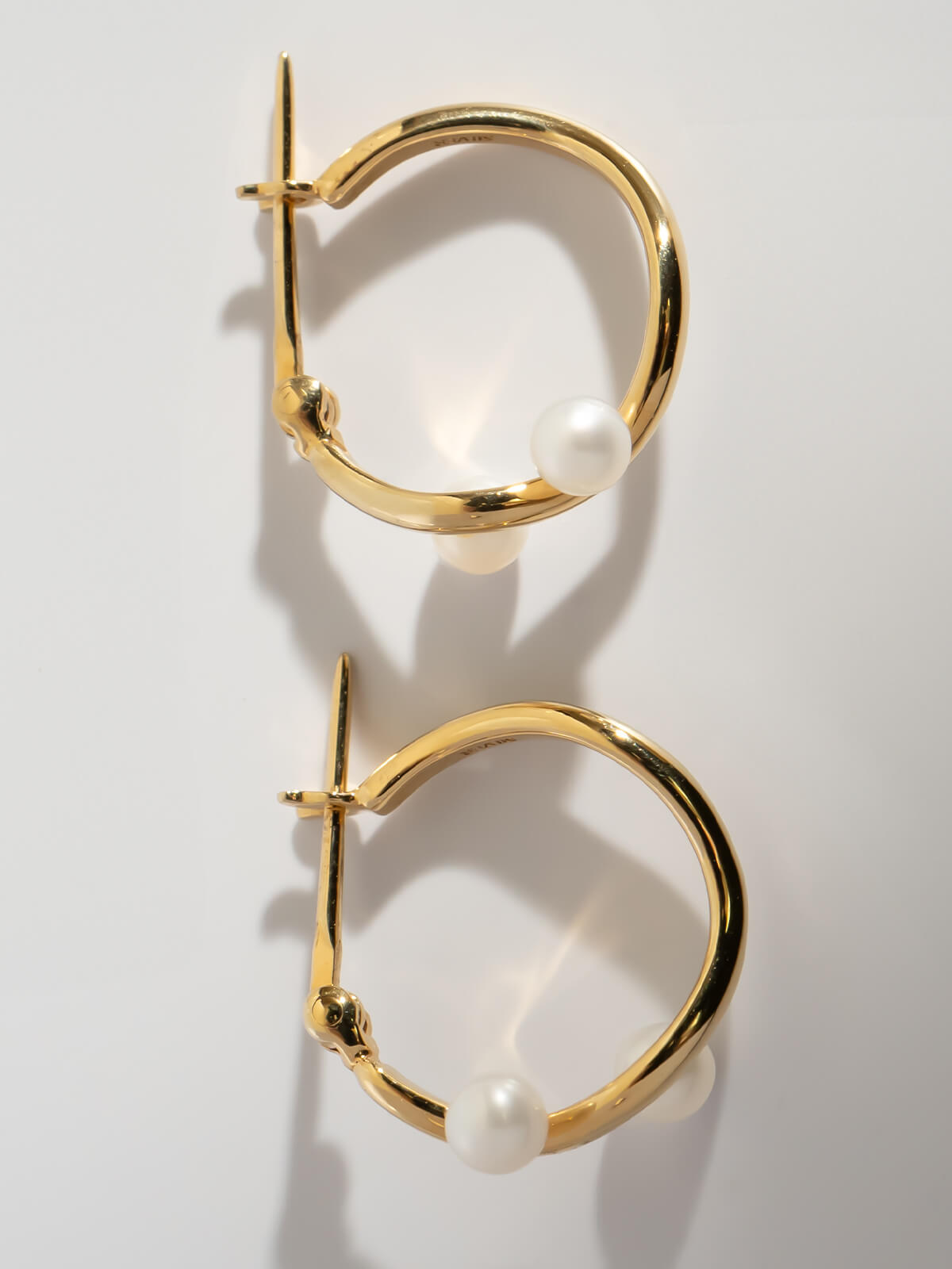 爆買 真珠 パール ピアス 揺れる フープ 金属アレルギー対応 18K 仕上げ 淡水パール afrizo-nadia アフリジオ・ナディア フープピアス レディース ピアスの画像