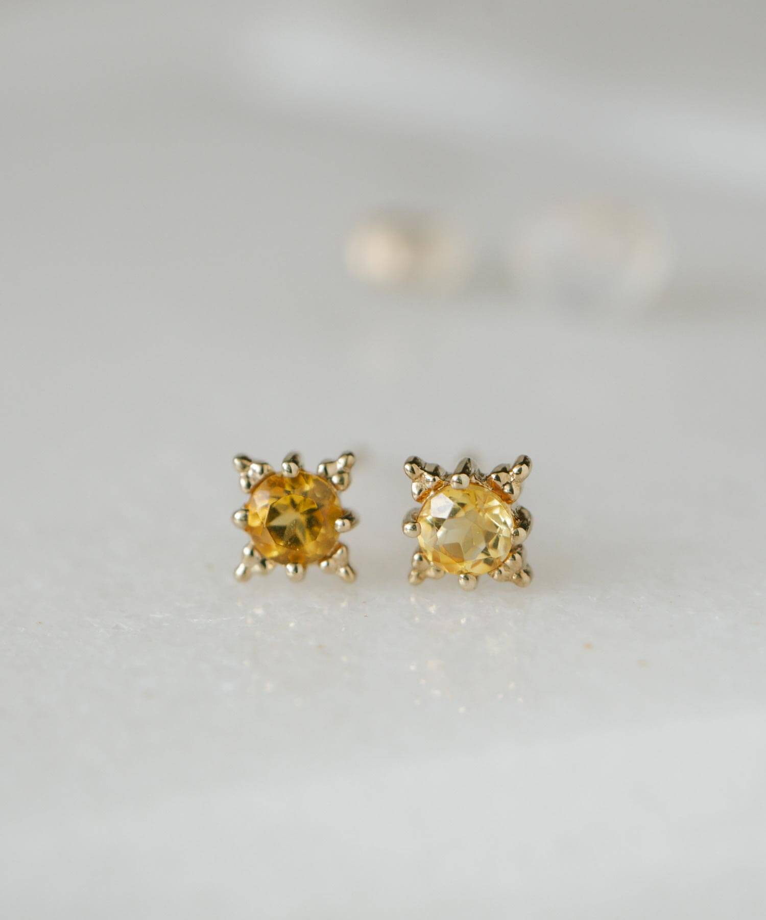 シトリンと小粒天然石のピアス Ops.（オプス） シトリン つけっぱなし ピアス 天然石 星 金属