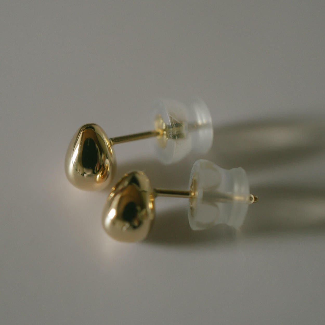 Ops.（オプス） ピアスキャッチ ピアス プラチナ 18金 シリコン