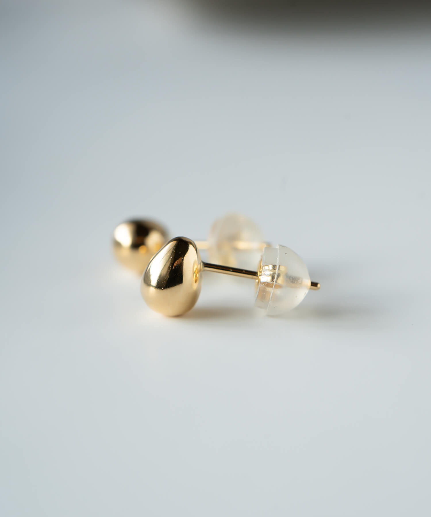 爆買 ピアス 18金 18k つけっぱなし レディース セカンドピアス ポスト長め 軸太 小さめ シンプル 金属アレルギー対応  ギフト プレゼント 会社 MOLLICAの画像