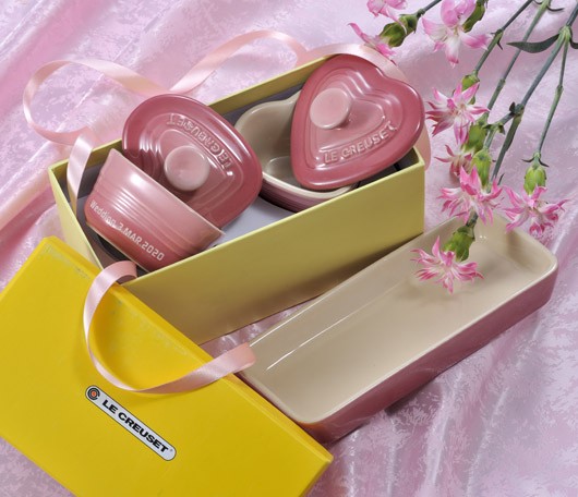 LE CREUSET - こはる♡パパ   パウダーピンク 羽根付きラムカン＋ハートプレートS2枚 ラムカン・ダムール (S・フタ付き) シェルピンク | 結婚祝い