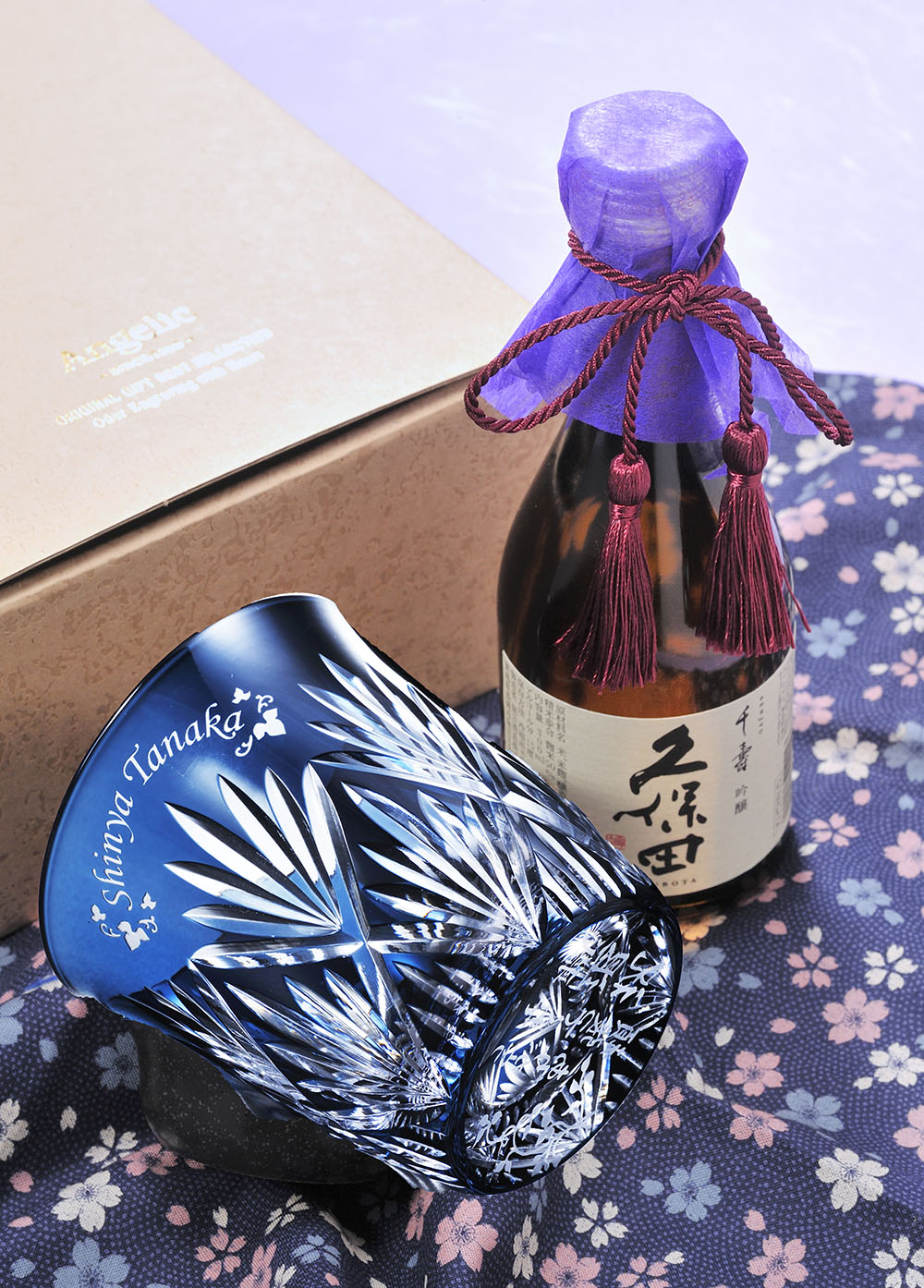 還暦祝い　60歳　誕生日 名入れ ギフト SXX 酒セット 日本酒 久保田 千寿 吟醸 300ml と 切子 笹の葉紋様 ロックグラス タッセル紐付 ギフトBOX入り_3
