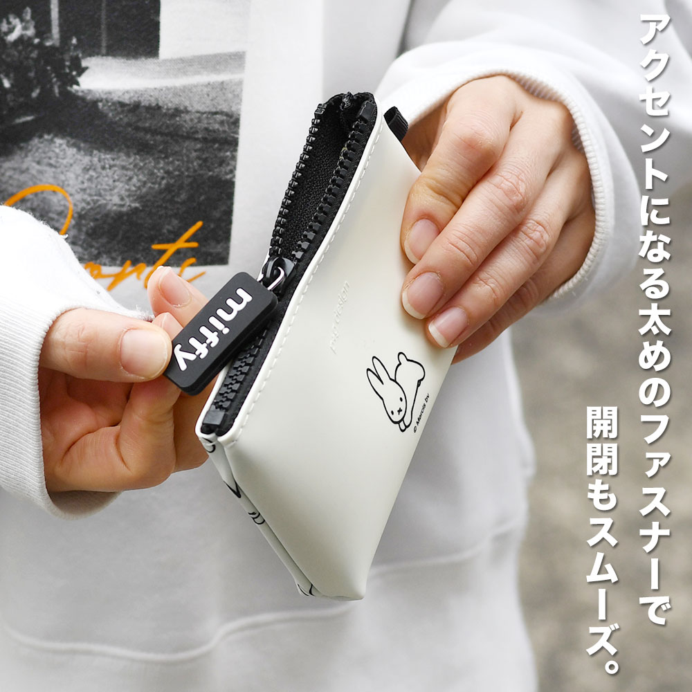デザインのアクセントになるファスナーは開閉もスムーズ。