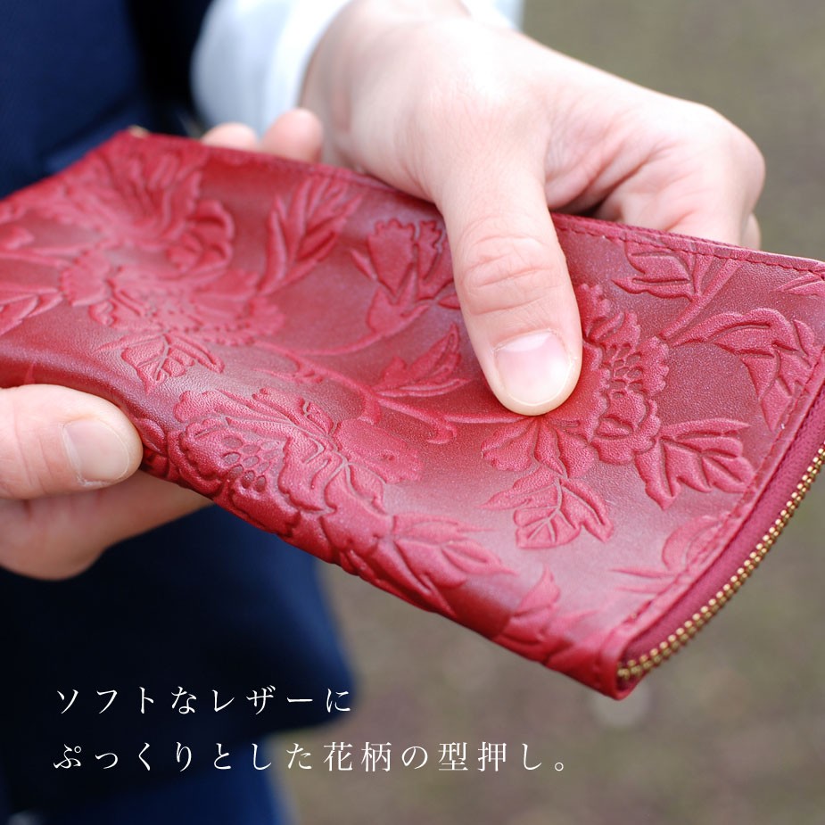 ソフトなレザーにぷっくりとした花柄の型押し。