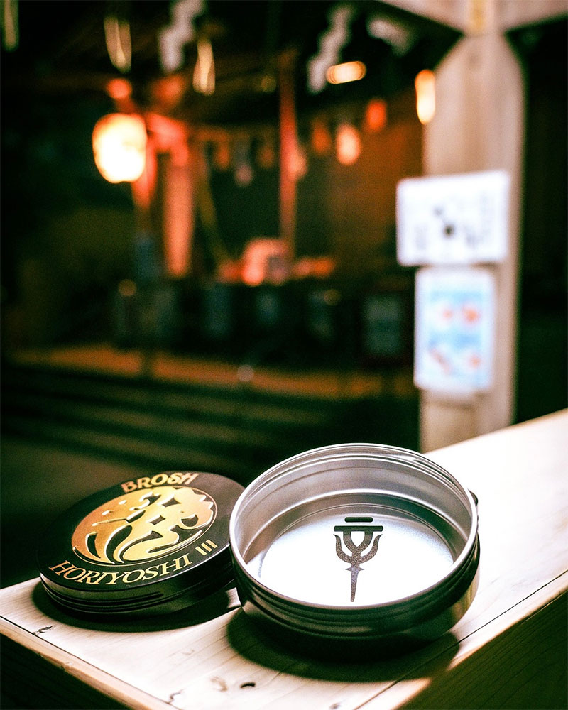 BROSH × HORIYOSHI III POMADE / 115g ポマード ブロッシュ 三代目彫よし コラボ ブロッシュポマード 香り 匂い  水性 バーバー ヘア ワックス メンズ : 4589410210422 : OSS - 通販 - Yahoo!ショッピング