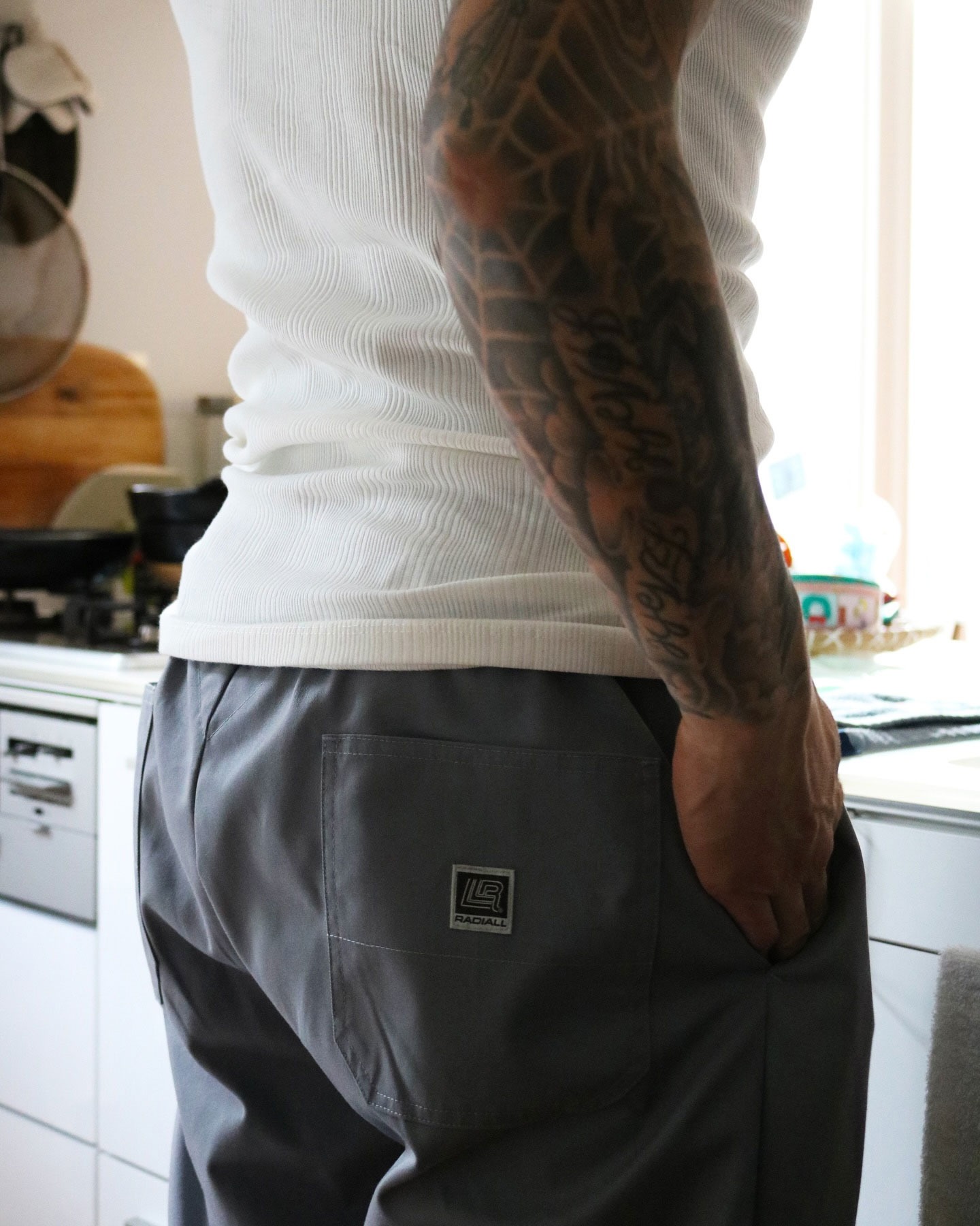 s*e様 RADIALL ラディアル Rhodes EASY PANTS L 黒 RADIALL ラディアル RHODES - STRAIGHT FIT EASY PANTS