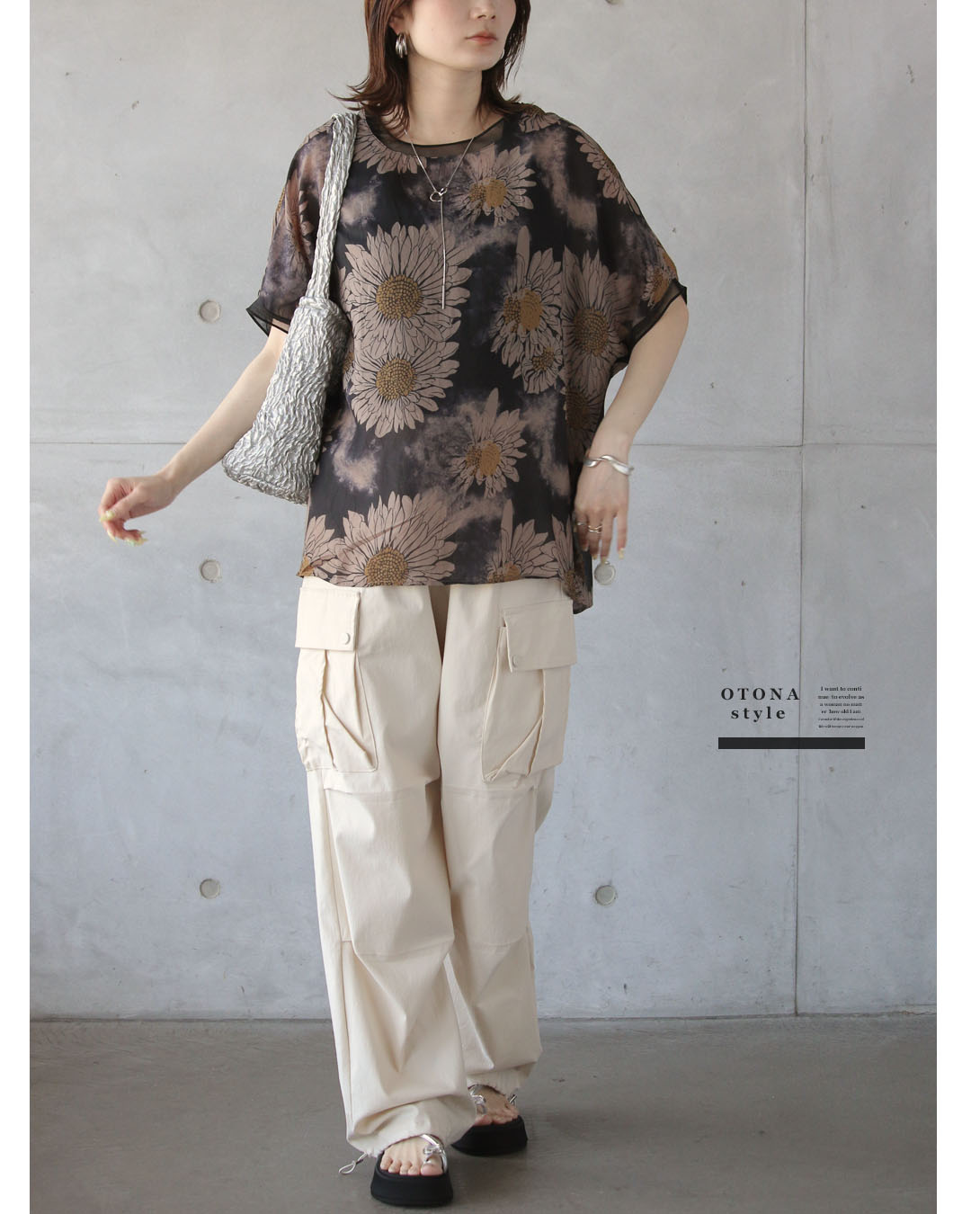 OTONA トップス ブラウス シャツ 黒で凛と花柄を上品に纏う。染め風