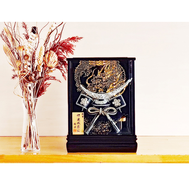 五月人形 伊達政宗 兜 コンパクト ガラスケース 高級 人形屋 : 久月